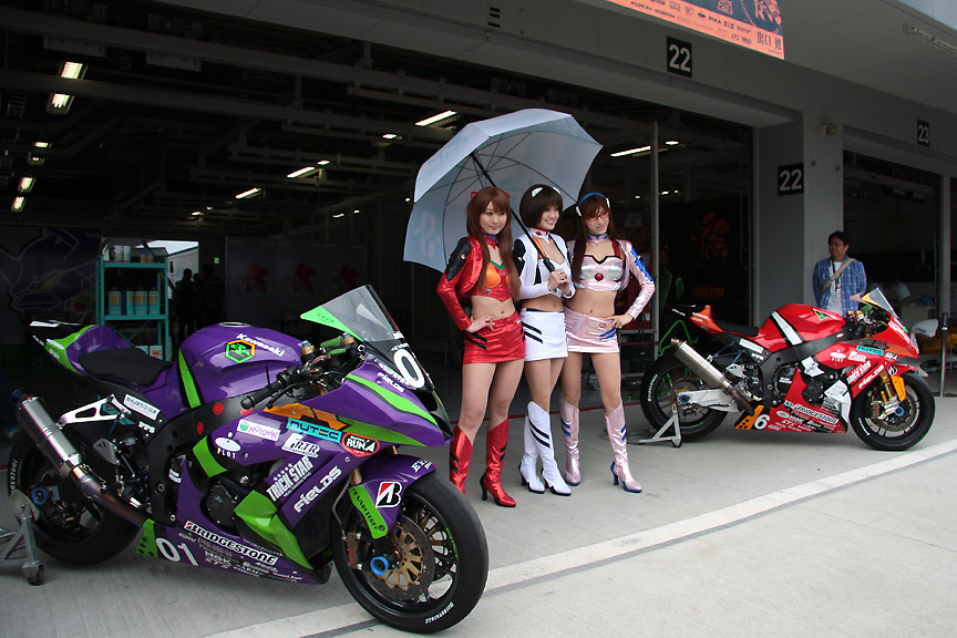 3人がピット前に立つと