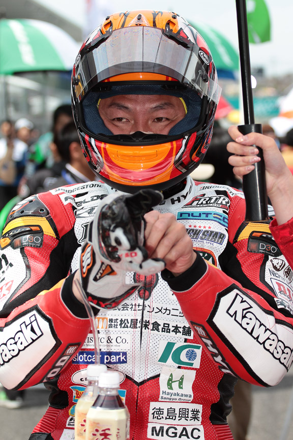 グリッドでグローブをはめ、スタートに向け準備