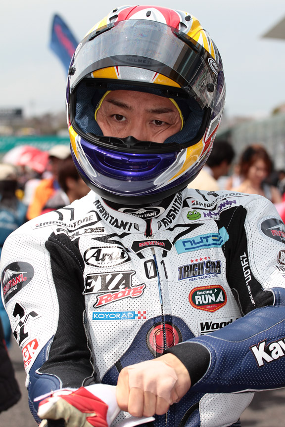 グリッドでグローブをはめ、スタートに向け準備