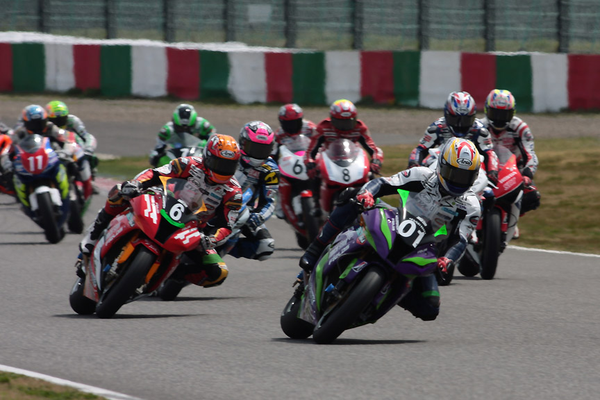 1周目のS字進入。芹沢選手の後方に出口選手