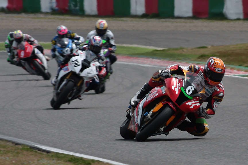 出口選手と後方やや遅れて390号車の後ろを走る芹沢選手