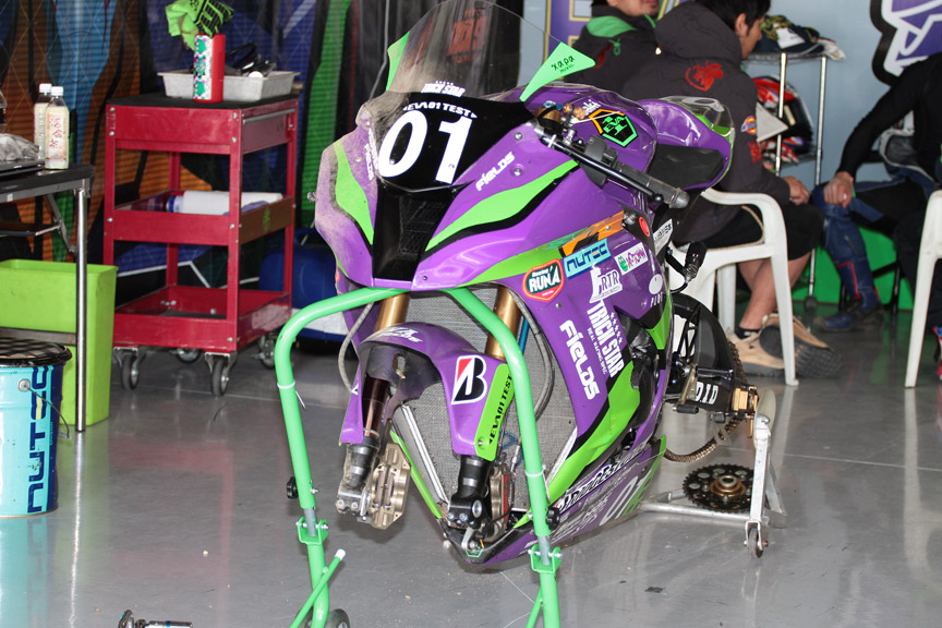 転倒、リタイヤとなった01号車