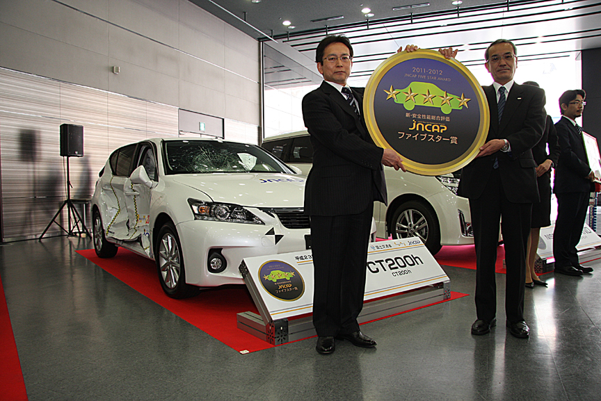 記念の表彰状と大型メダルに加え、大賞獲得を示すトロフィーも贈られた