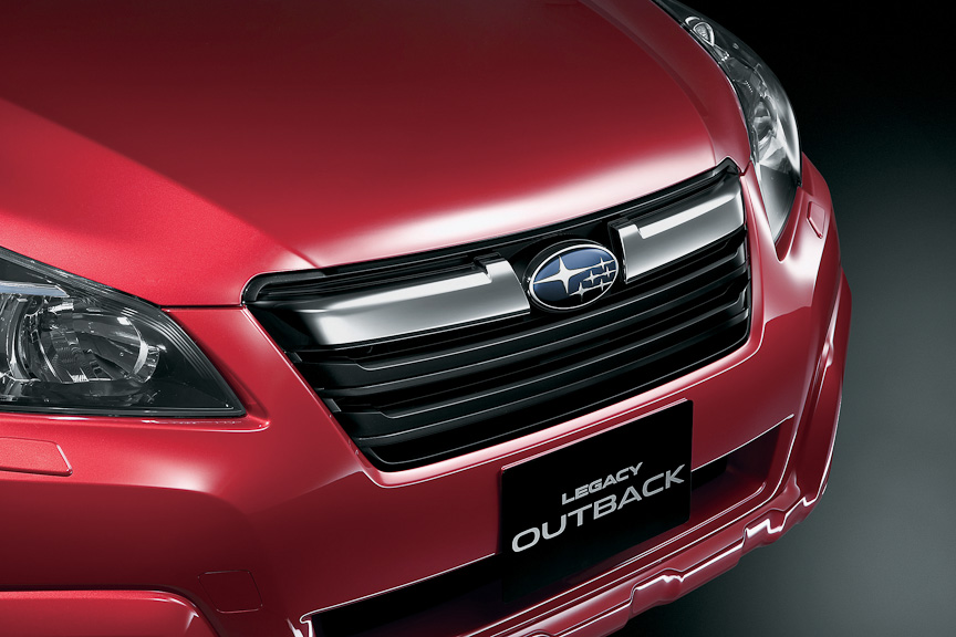 アウトバックは専用デザインのフロントグリルとなる