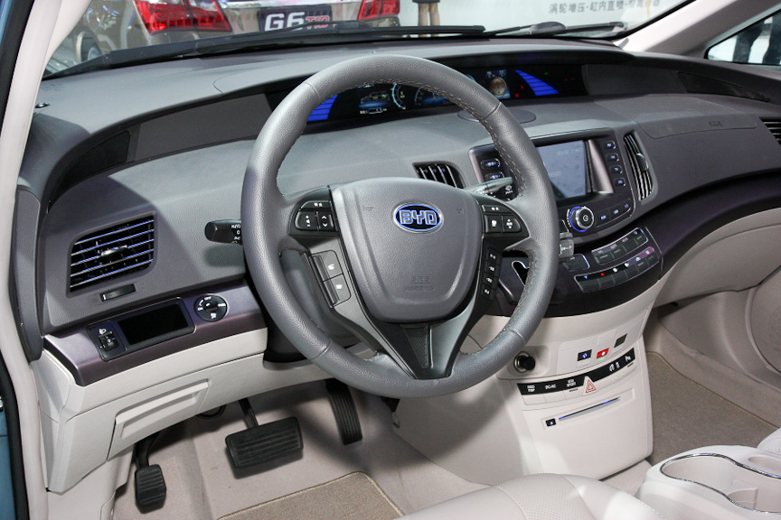 「e6先行者」は、ロングレンジの走行を可能とするピュアEV。バッテリー容量は19.5kWhで、航続可能距離は300km。モーターの出力は90kWで最大トルクは450Nmとなっている