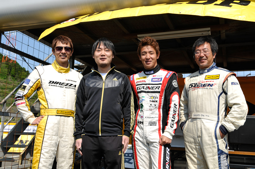 講師陣と初のサーキット走行の上田。表情がやや堅い！？