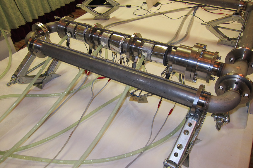 廃熱部。フランジの位置から、3ユニットの波動発生用のフィルターが組み込まれているのが見て取れる。廃熱部から伸びるパイプは、熱の差を大きくするための冷却用パイプ