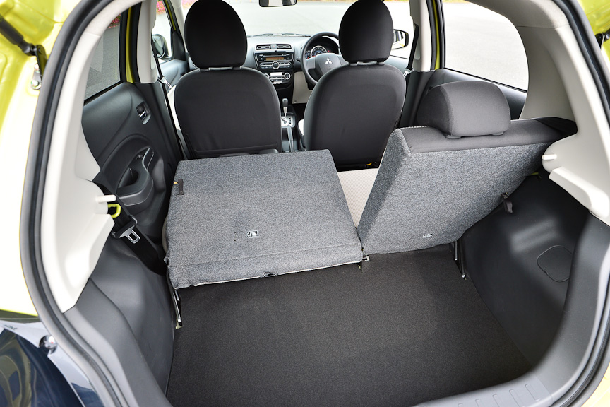 インテリアでは助手席グローブボックス、グローブボックス上部のオープントレイ、コンソールトレイ、フロントドアポケット（ボトルホルダー付き）、前席/後席用カップホルダー、助手席シートバックポケットなど、多数の収納スペースが用意される。後席は6：4分割可倒式