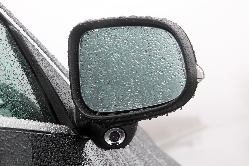 BLISのカメラ（左）とインジケーター。死角の車両をインジケーターで知らせる