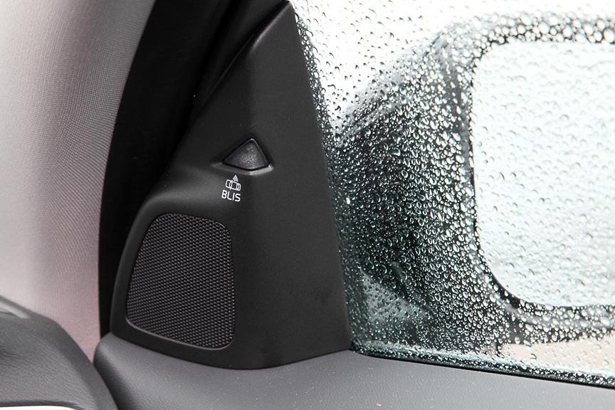 BLISのカメラ（左）とインジケーター。死角の車両をインジケーターで知らせる