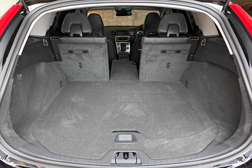 3：2：3の分割可倒式リアシート、標準装備されるトノカバーや仕切り板、シートを倒してもセットできるラゲッジネットなど、荷室のユーティリティの高さはベース車のまま