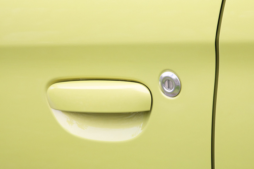 運転席のドアおよびリアゲートは、キーを携帯していればワンプッシュで開けられる。助手席はエマージェンシー用として鍵穴が備わる