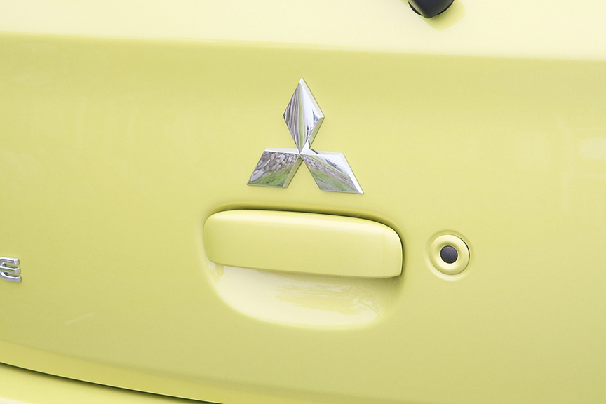 運転席のドアおよびリアゲートは、キーを携帯していればワンプッシュで開けられる。助手席はエマージェンシー用として鍵穴が備わる