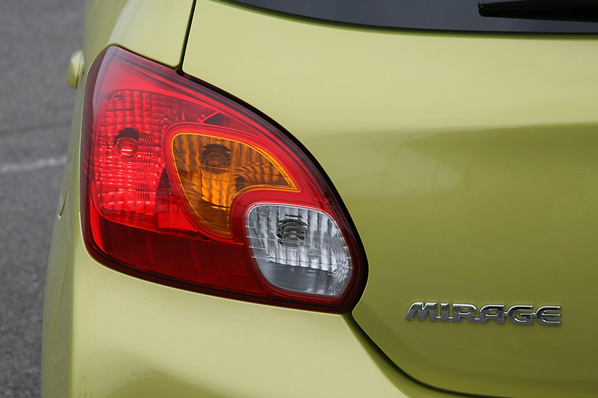 スモールランプ、ブレーキランプ、リバースランプ、ターンシグナルランプを点灯させたところ