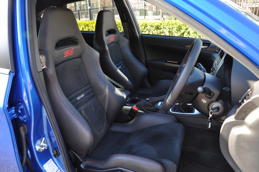 アルカンターラ＆本革のレカロ製シートはメーカーオプション