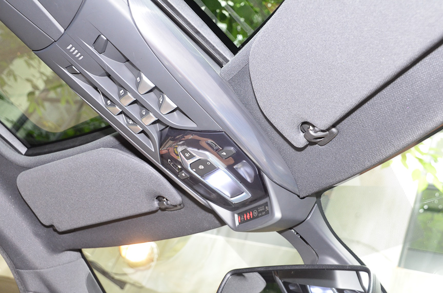 センターコンソールとルーフコンソールに多数のトグルスイッチを備える