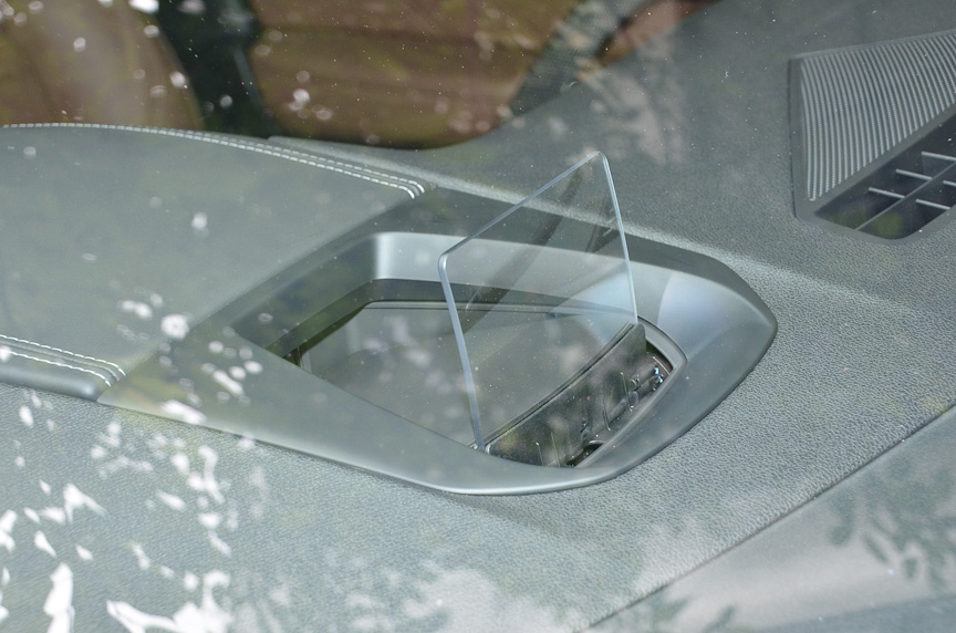 ヘッドアップディスプレイには速度やクルーズコントロールの情報が表示される