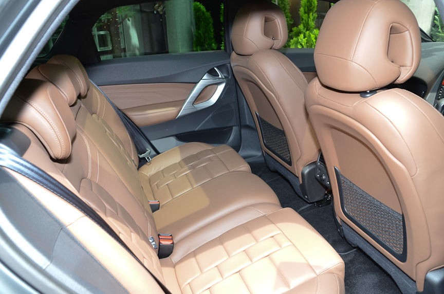 「ウォッチストラップ」の「クラブレザーシート」を前後席に採用