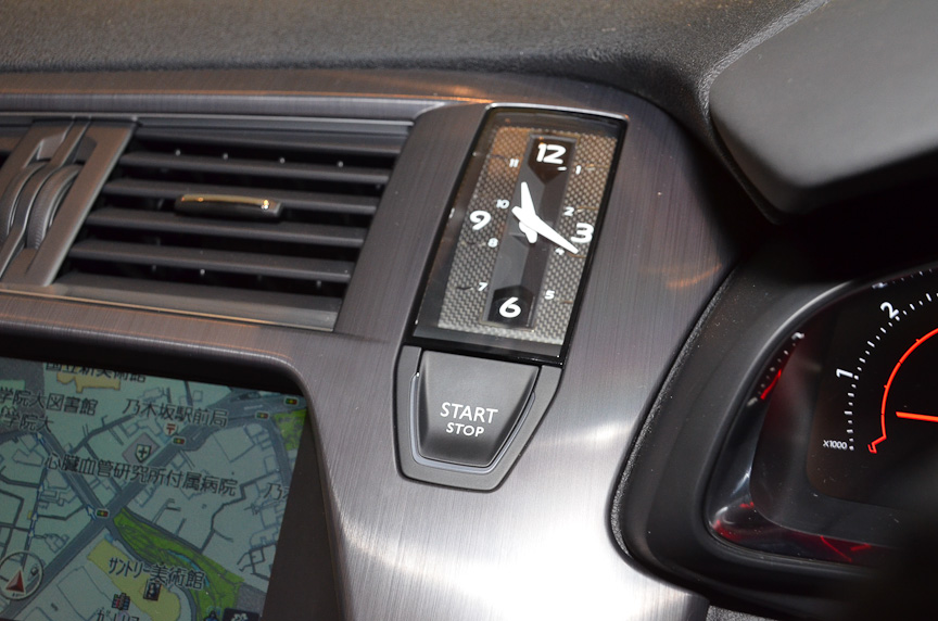 スマートキーシステムを採用。エンジンはプッシュボタンでスタート（右）
