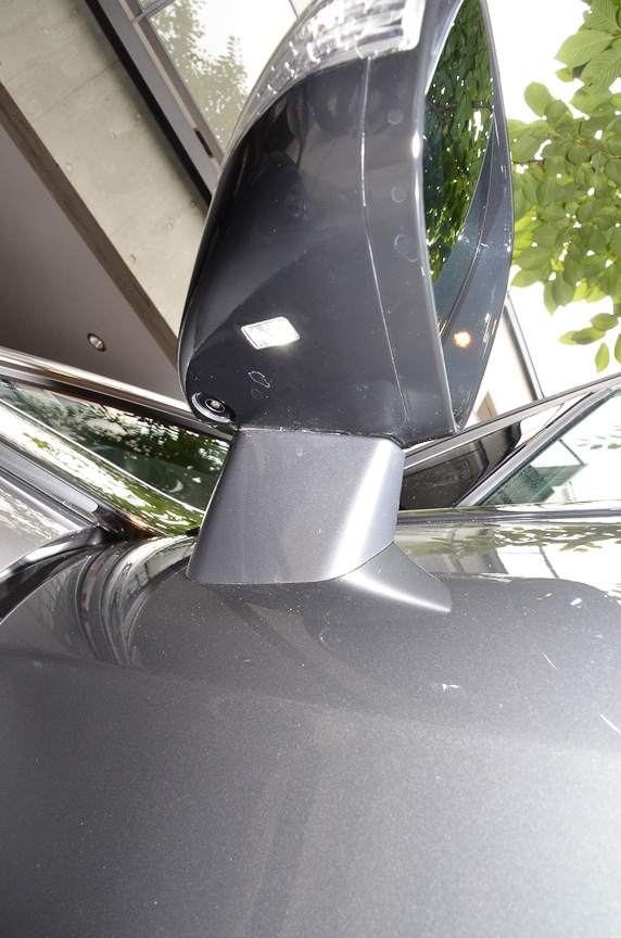 バックカメラとサイドカメラを装備。映像はルームミラーに表示される