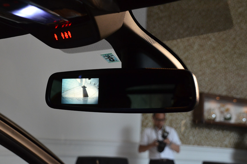 バックカメラとサイドカメラを装備。映像はルームミラーに表示される