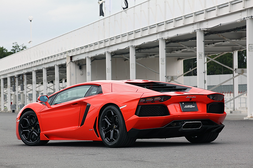 エンジンフード、可変リアスポイラーはカーボンファイバー製、フロントボンネット、前後フェンダー、ドアはアルミ製。乾燥重量は1575kg。ボディーサイズは4780×2030×1136mm（全長×全幅×全高）、前後重量配分は43：57となっている