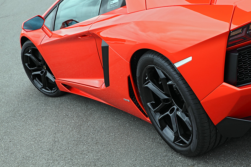 エンジンフード、可変リアスポイラーはカーボンファイバー製、フロントボンネット、前後フェンダー、ドアはアルミ製。乾燥重量は1575kg。ボディーサイズは4780×2030×1136mm（全長×全幅×全高）、前後重量配分は43：57となっている