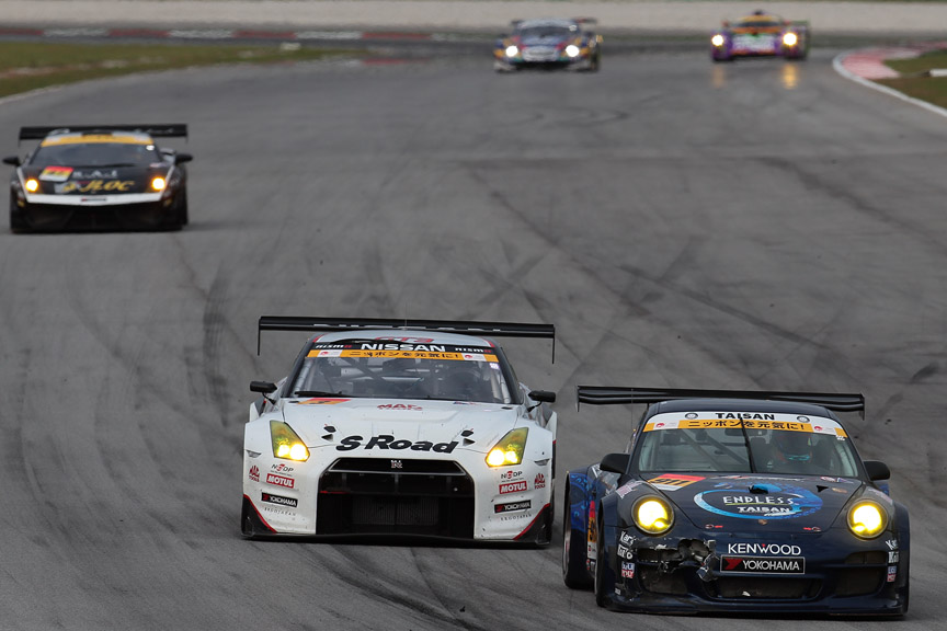 911号車、3号車の3位のかなり後方を走る高橋選手