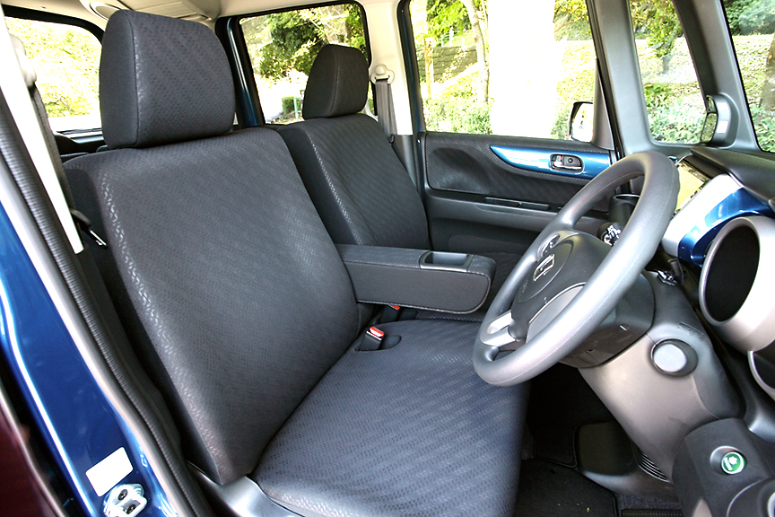 フロントシートはベンチタイプで中央にはアームレストを装備。アームレスト下部がカバーされているため、フラット時にでこぼこが少ない