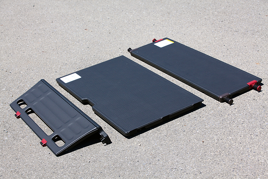 ラゲッジに用意されている3枚のボード。右から「ラゲッジボード（小）」「ラゲッジボード（大）」「エンドボード」