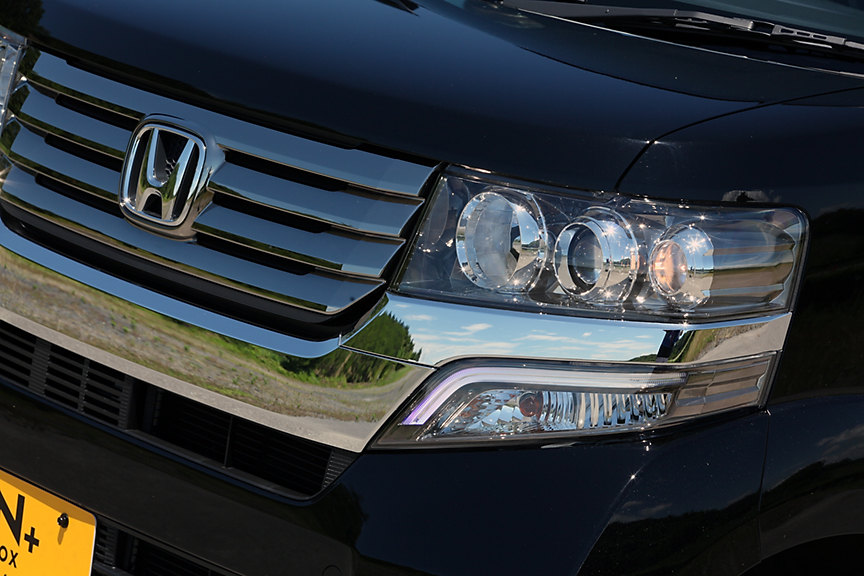 3眼タイプのHIDヘッドライトにダーククロームメッキのグリルやアクセントがカスタムの特長