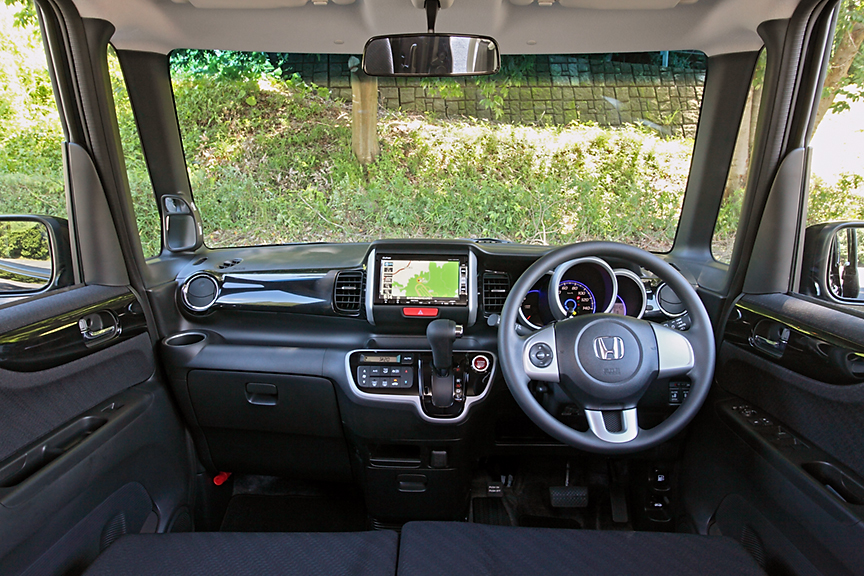 インパネまわりの加飾はピアノブラック調に