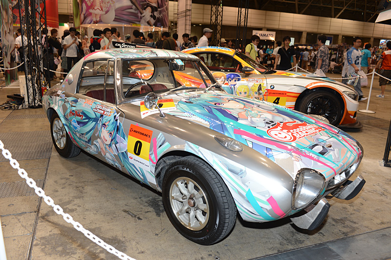 往年の名車「トヨタ スポーツ800」を0号車「GSR 初音ミク BMW」仕様にペイント。オリジナル車輌は1965年～1969年に製造販売されていた