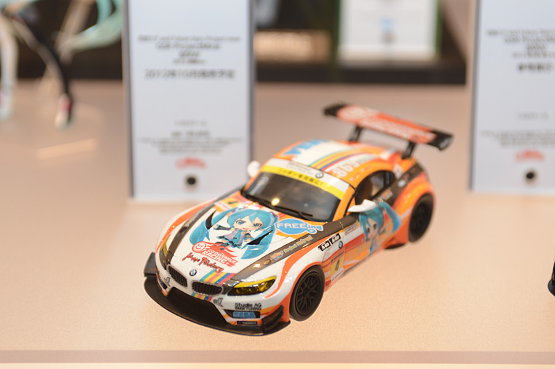 1/32スケールの4号車「GSR ProjectMirai BMW」も10月予定だ