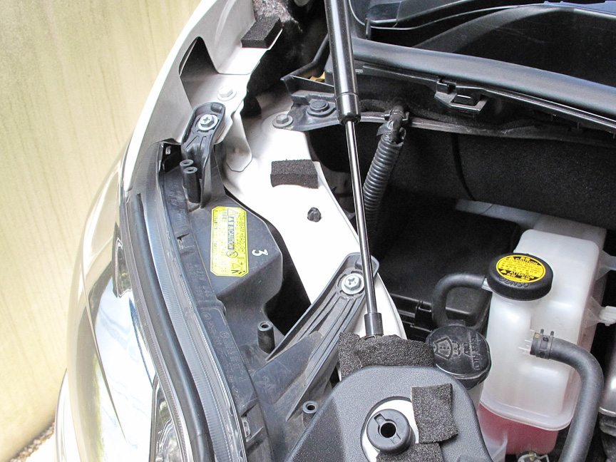 反対側ももちろん同じ状態。かろうじてヒューズボックスの奥に、サスペンションマウントがありそうな白いボディーフレームが……