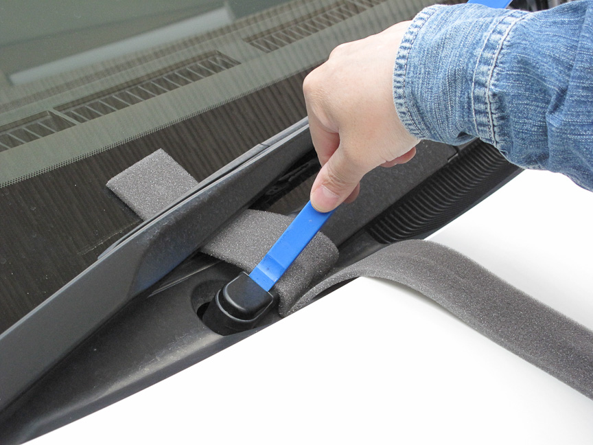 作業開始、まずはワイパーアームを取り外す。あちこち傷つけないように気をつけつつ、化粧カバーを取り外す