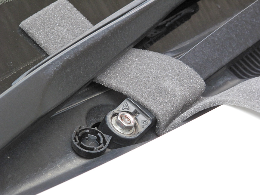 ワイパーのボルトはシート固定ボルトと同じ14mmサイズ。ここから先、部品をエンジンルーム内に落とさないよう注意が必要