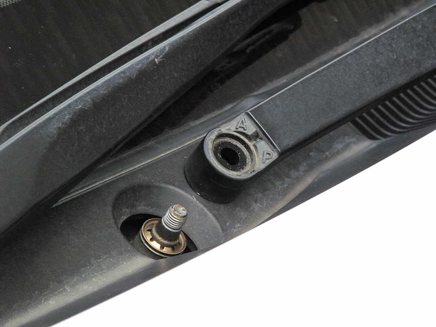 ワイパーアームは硬いバネが入っているため、抜いた瞬間の反動に注意。ボンネットにガツン！は絶対に避けたい