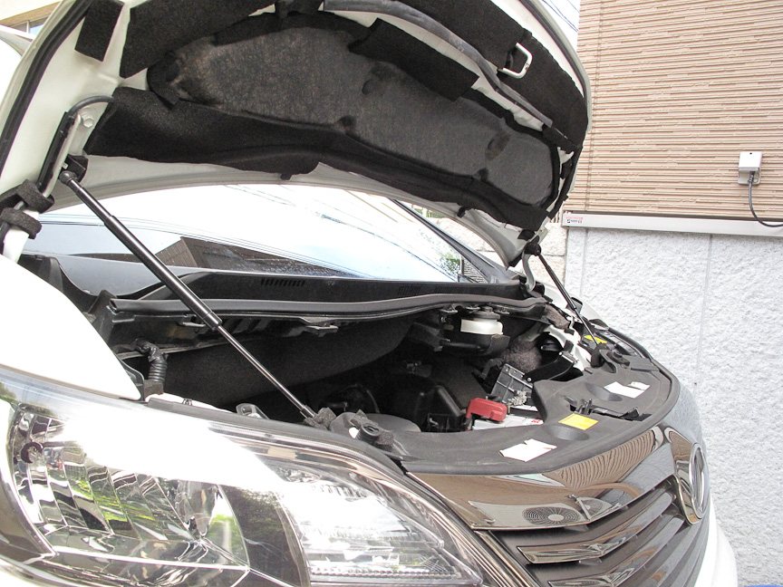 続いて、カウルトップパネル、カウルトップベンチレータルーバなどなどを取り外す。とにかく分解なのだ