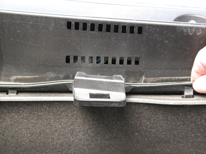 こんなところにもツメがいっぱい。できるだけボルトを減らして軽量化とコストダウンをしているのだろう。まるでパズル状態だ