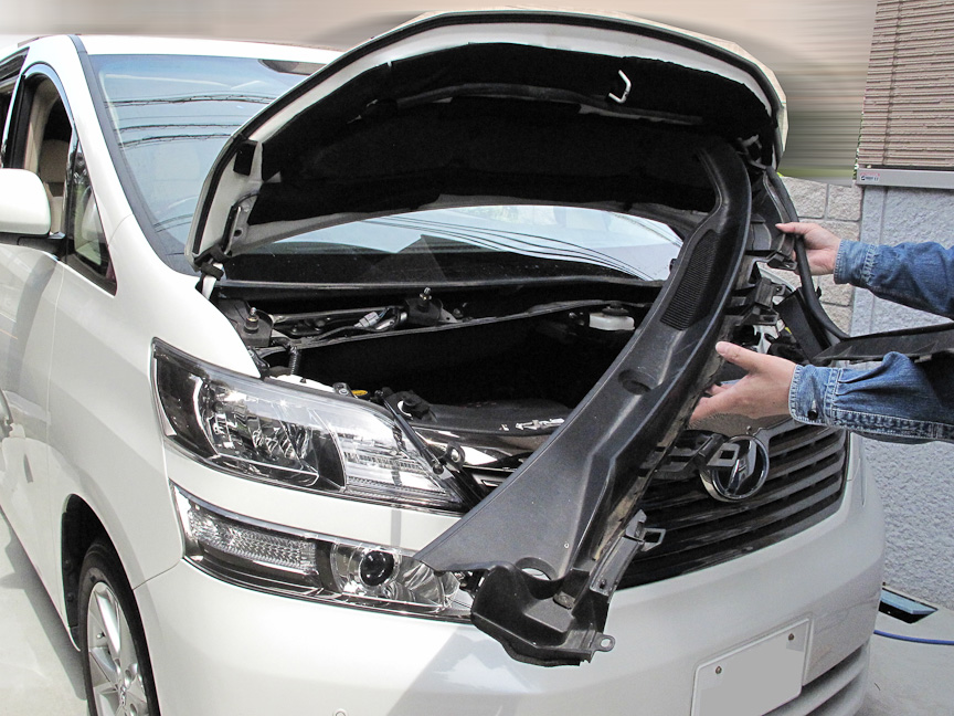 ボディ両脇とガラスにしっかりはまっているため、結構な力でエイッ！とやらないと取り外しできなかった