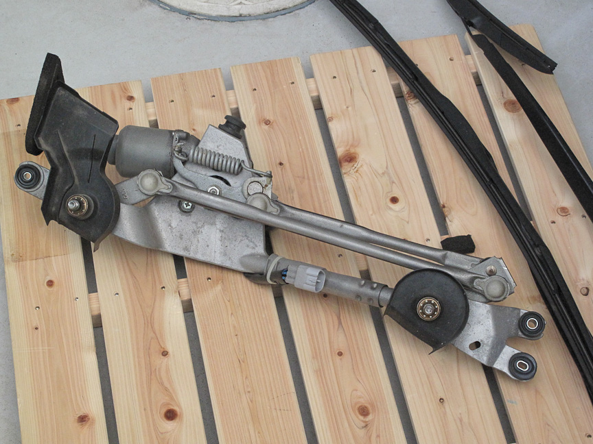 1つのモーターとクランクアームで、両方のワイパーを動かしている。左右ワイパー間の拭き残しがほぼゼロなのは工夫のたまものだ