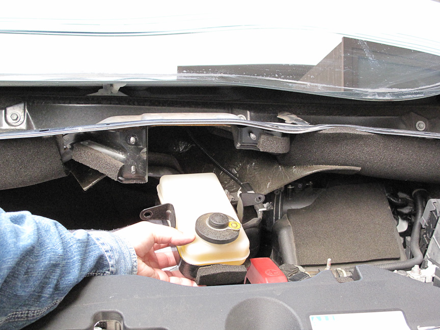 できればイジりたくない部分ではあるが、ブレーキフルードリザーバタンクもどうしても一旦取り外す必要がある