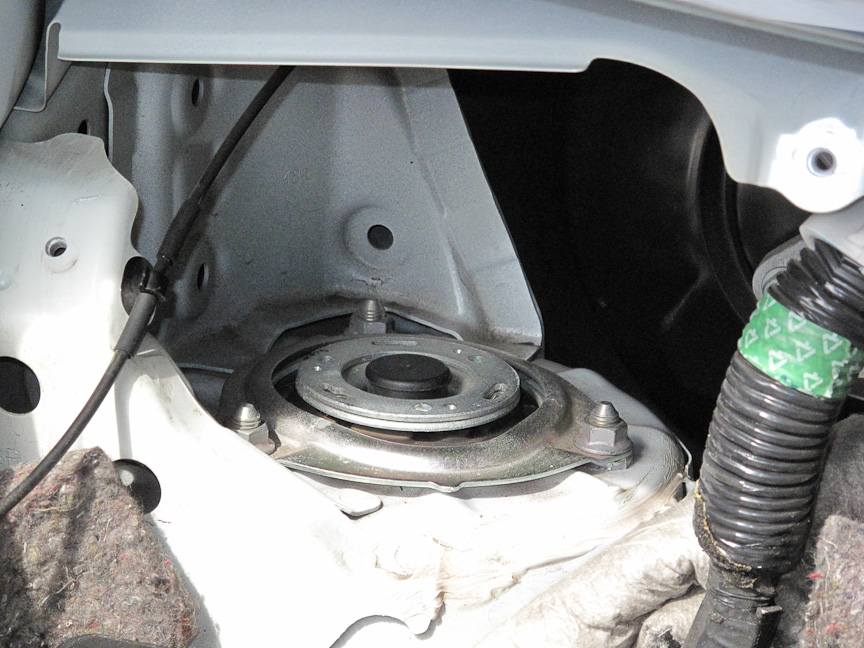 見えたー、見えたぞー！　引っ込み思案なフロントサスペンションマウントが顔を出した。場所が不便な以外は、ごくごく普通の形状だ
