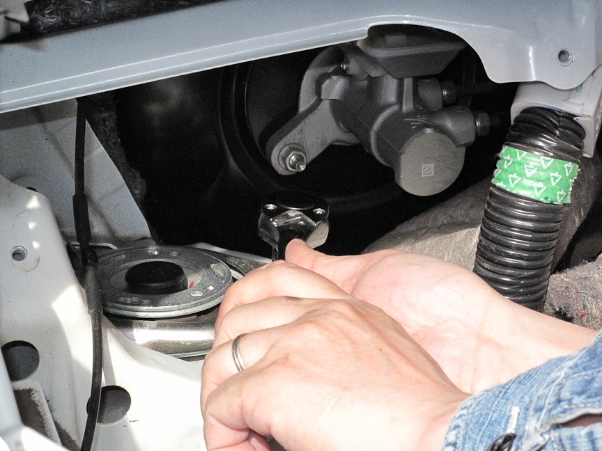 サスペンションのナットもワイパーと同じ14mmサイズ。だが、短いレンチだと固くてビクともせず