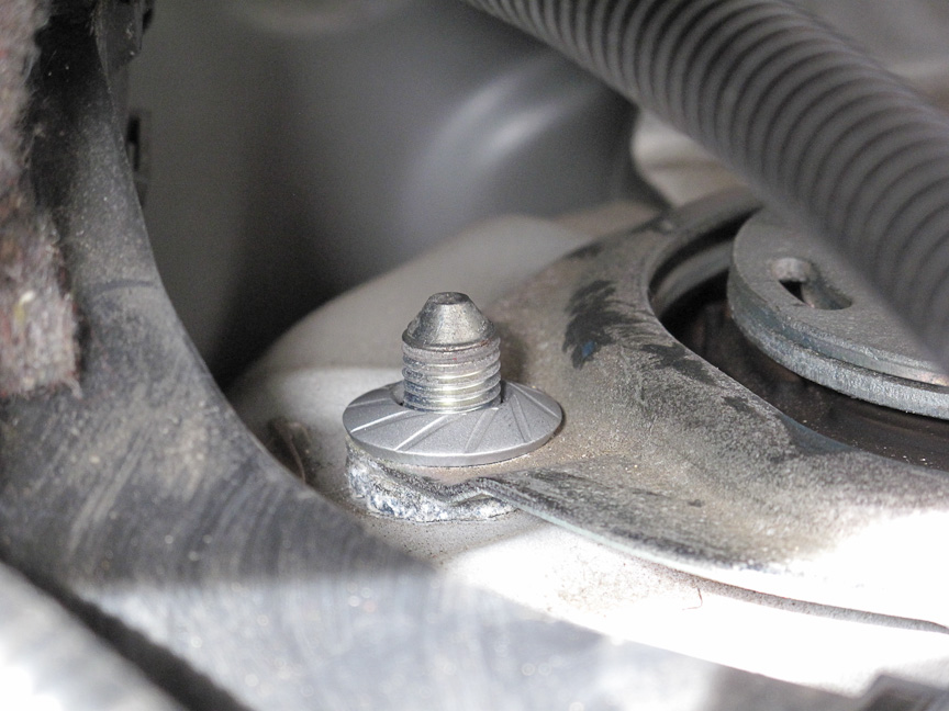 ヴェルファイアの場合、特殊制振合金ワッシャーを1枚被せた状態でのスタッドボルトの突き出し量はこんな感じ