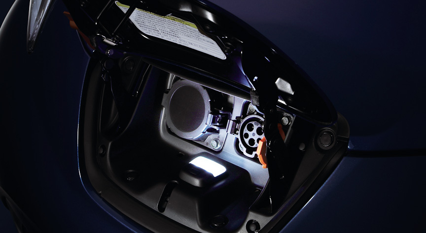 リーフの充電ポート。急速充電コネクタ（左）と普通充電コネクタが見える