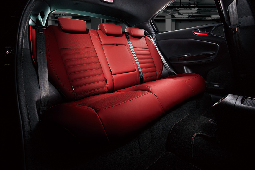 クアドリフォリオ ヴェルデのシートに新たにレッドレザーを追加した