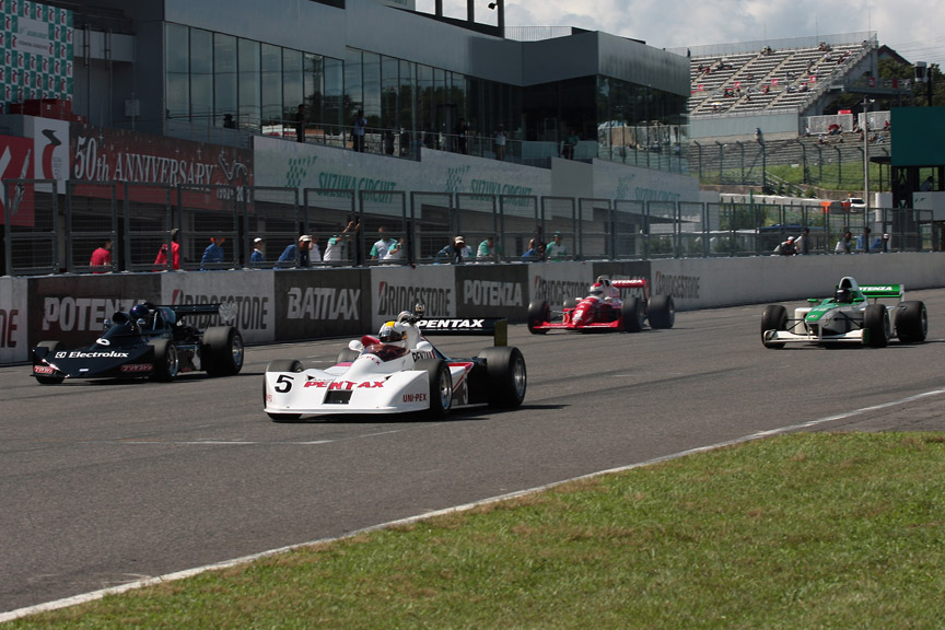 グリッドに並んだ各時代のフォーミュラカー
