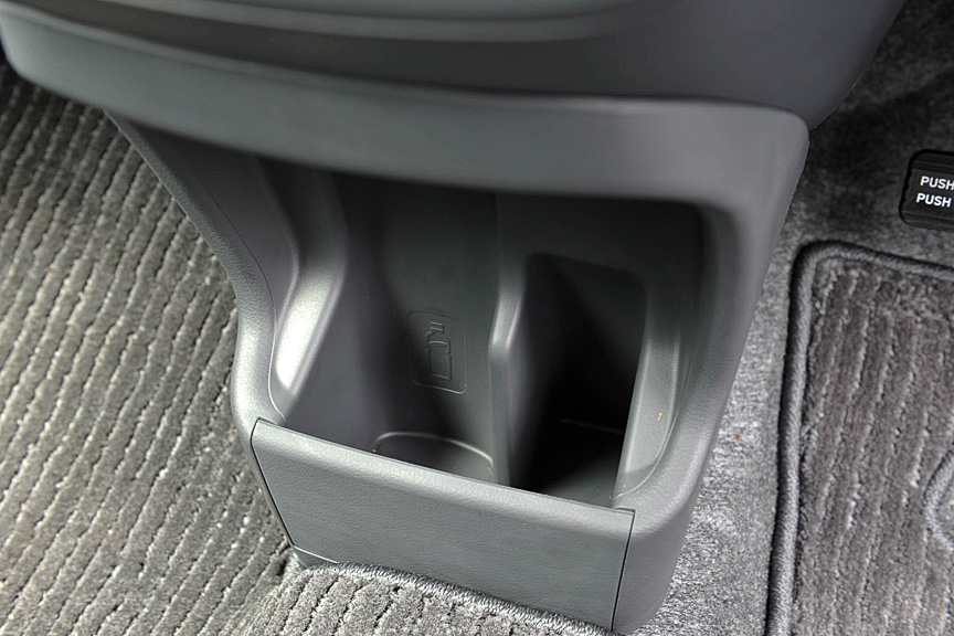 前席足下にペットボトルなどを収納できるインパネドリンクホルダーを用意